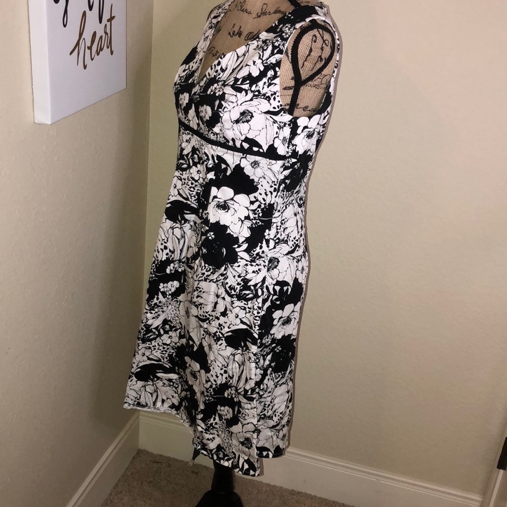 Women’s V Neck Black & White Sleeveless Dress Size Medium